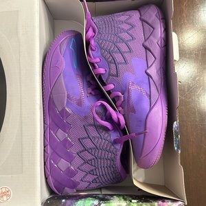 Melo MB 1 Queen City size 4 purple boys basketball shoes